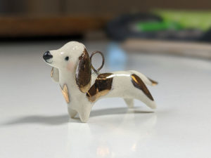 pendentif teckel or et porcelaine