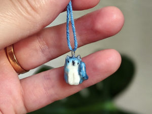 pendentif chat bleu nacré