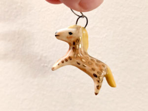 pendentif cheval doré
